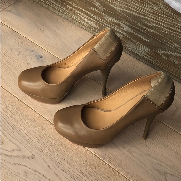 L.A.M.B “Batista” taupe platform heel pumps - Picture 2 of 8